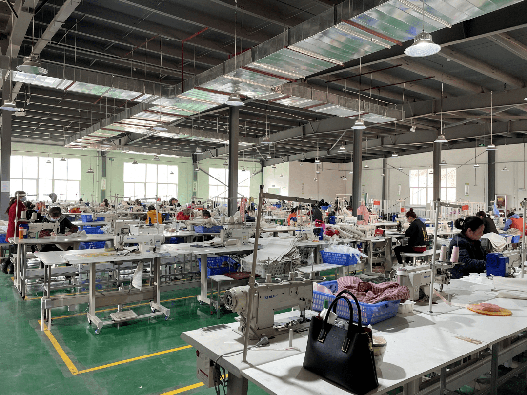 也是銅川首家外貿型標準化社區(qū)工廠,信達寶利箱包項目于20